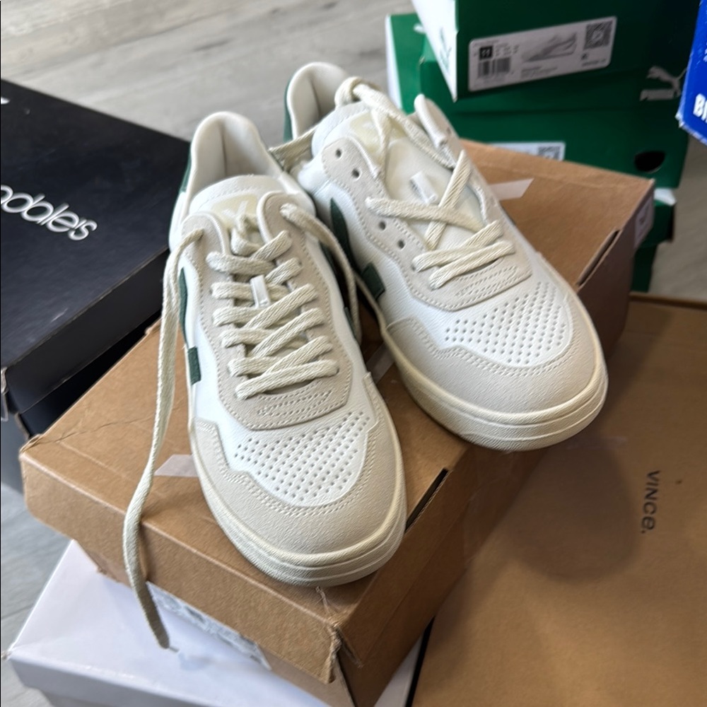 VEJA V-90 trainer in white/green - Picture 2 of 10